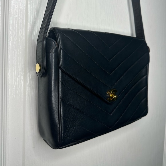 🚫SOLD🚫 Vintage Chanel Envelope Turnlock Lambskin Bag - Picture 6 of 16